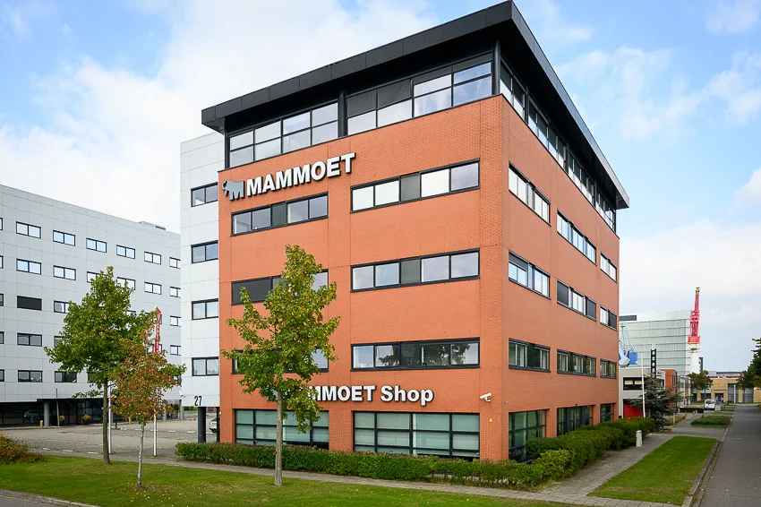 Kantoorgebouw aan de Karel Doormanweg met het logo van Mammoet en de Mammoet Shop op de begane grond.